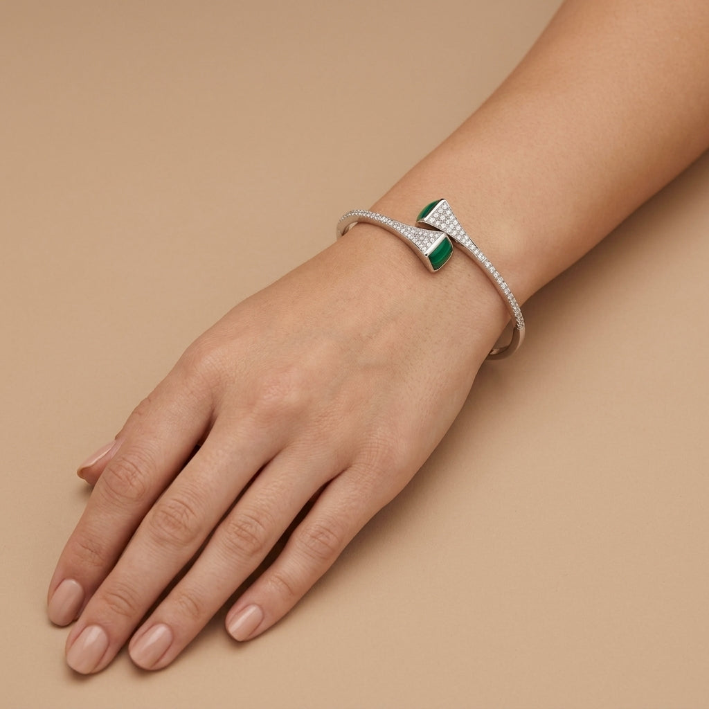 Bracelet jonc en or blanc 18k serti de pierres, pierre verte, motif serpent - bijou porté par une mannequin