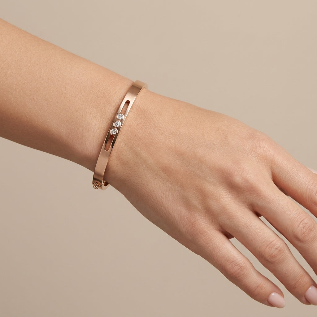 Bracelet jonc plat en or rose 18k serti de pierres - bijou porté par une mannequin