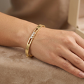 Bracelet Jonc Plat Or Jaune - Serti de Pierres — présenté sur mannequin