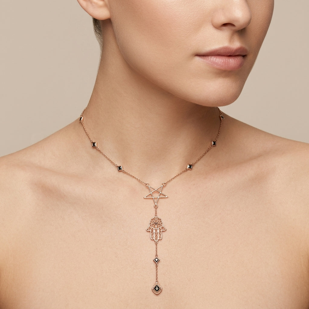 Collier cravate en or rose 18k étoile main de Fatma et pampille - bijou porté par une mannequin
