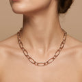 Collier maillons ovales en or rose 18k - bijou porté par une mannequin