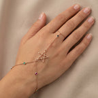 Bracelet-bague en or rose 18k étoile sertie, chaîne d'annulaire - bijou porté par une mannequin