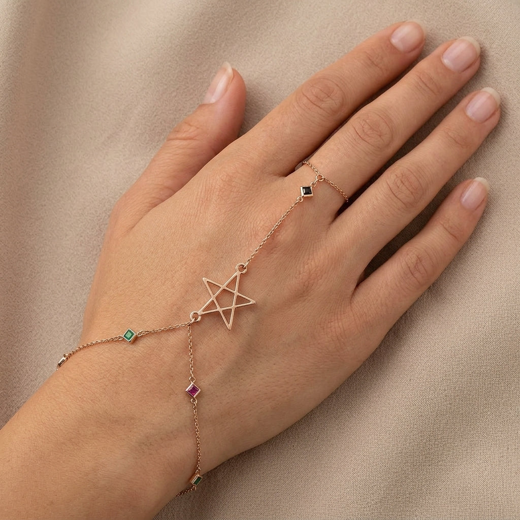 Bracelet-bague en or rose 18k étoile sertie, chaîne d'annulaire - bijou porté par une mannequin