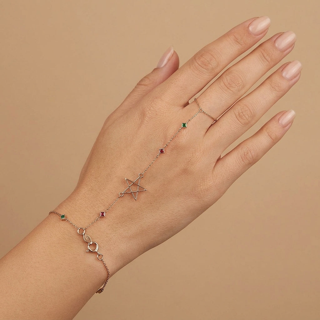 Bracelet-bague en or rose 18k étoile sertie, chaîne d'annulaire - bijou porté par une mannequin