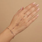 Bracelet-bague en or rose 18k étoile sertie, chaîne d'annulaire - bijou porté par une mannequin