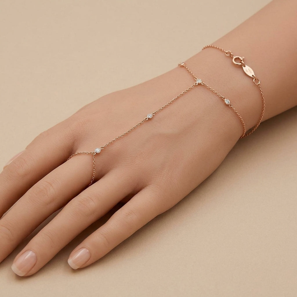 Bracelet-bague en or rose 18k chaîne d'annulaire, pierres en station - bijou porté par une mannequin