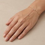 Bracelet-bague en or rose 18k chaîne d'annulaire, motif ovale - bijou porté par une mannequin