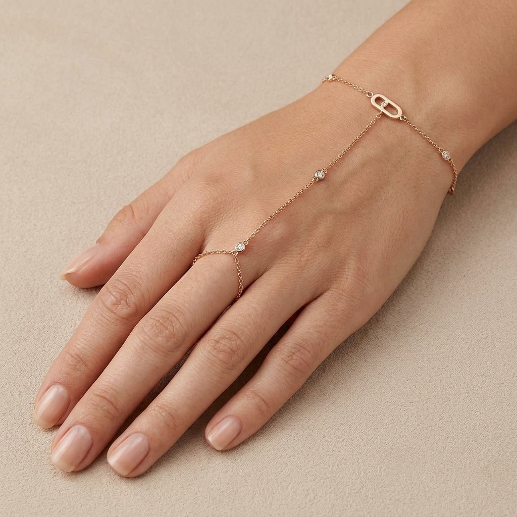Bracelet-bague en or rose 18k chaîne d'annulaire, motif ovale - bijou porté par une mannequin