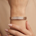 Bracelet manchette en or rose 18k plaque pavée de pierres - bijou porté par une mannequin