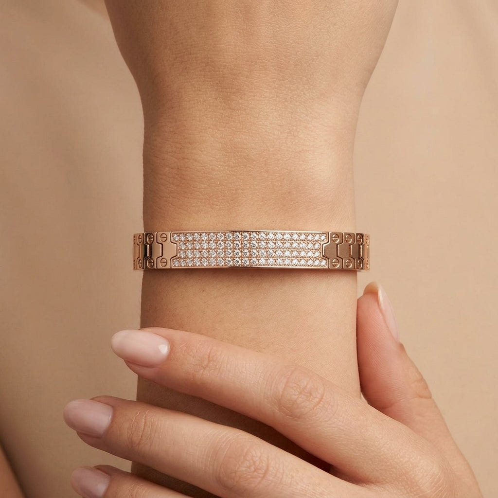 Bracelet manchette en or rose 18k plaque pavée de pierres - bijou porté par une mannequin