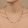 Chaîne maille forçat en or jaune 18k - bijou porté par une mannequin