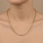 Chaîne maille forçat en or jaune 18k - bijou porté par une mannequin