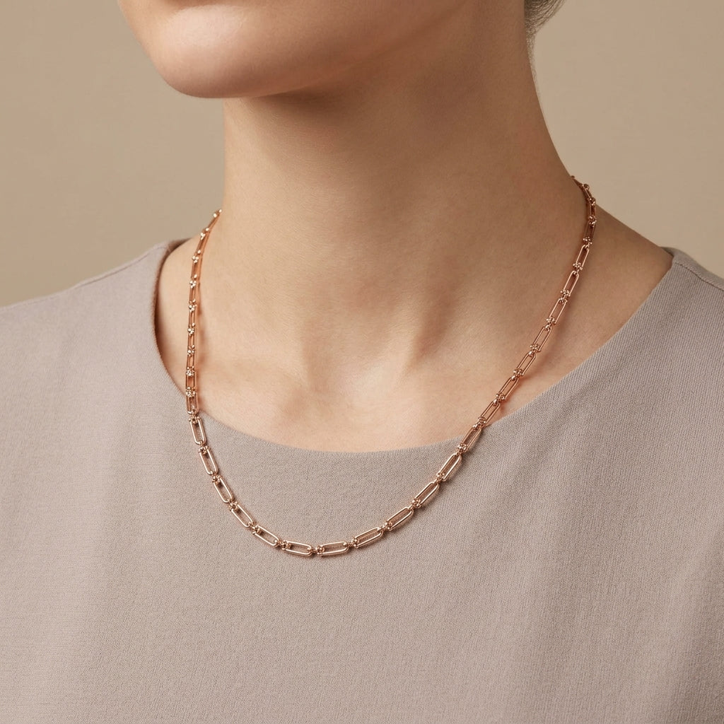 Collier maille trombone en or rose 18k - bijou porté par une mannequin