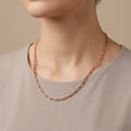 Collier maille trombone en or rose 18k - bijou porté par une mannequin