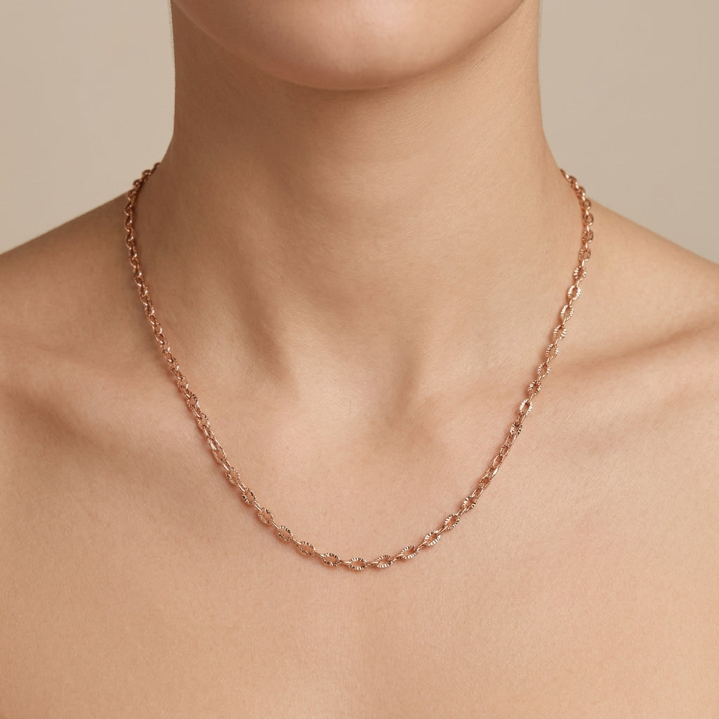 Chaîne maille forçat en or rose 18k - bijou porté par une mannequin