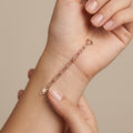 Bracelet maille trombone en or rose 18k - bijou porté par une mannequin
