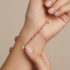 Bracelet maille trombone en or rose 18k - bijou porté par une mannequin