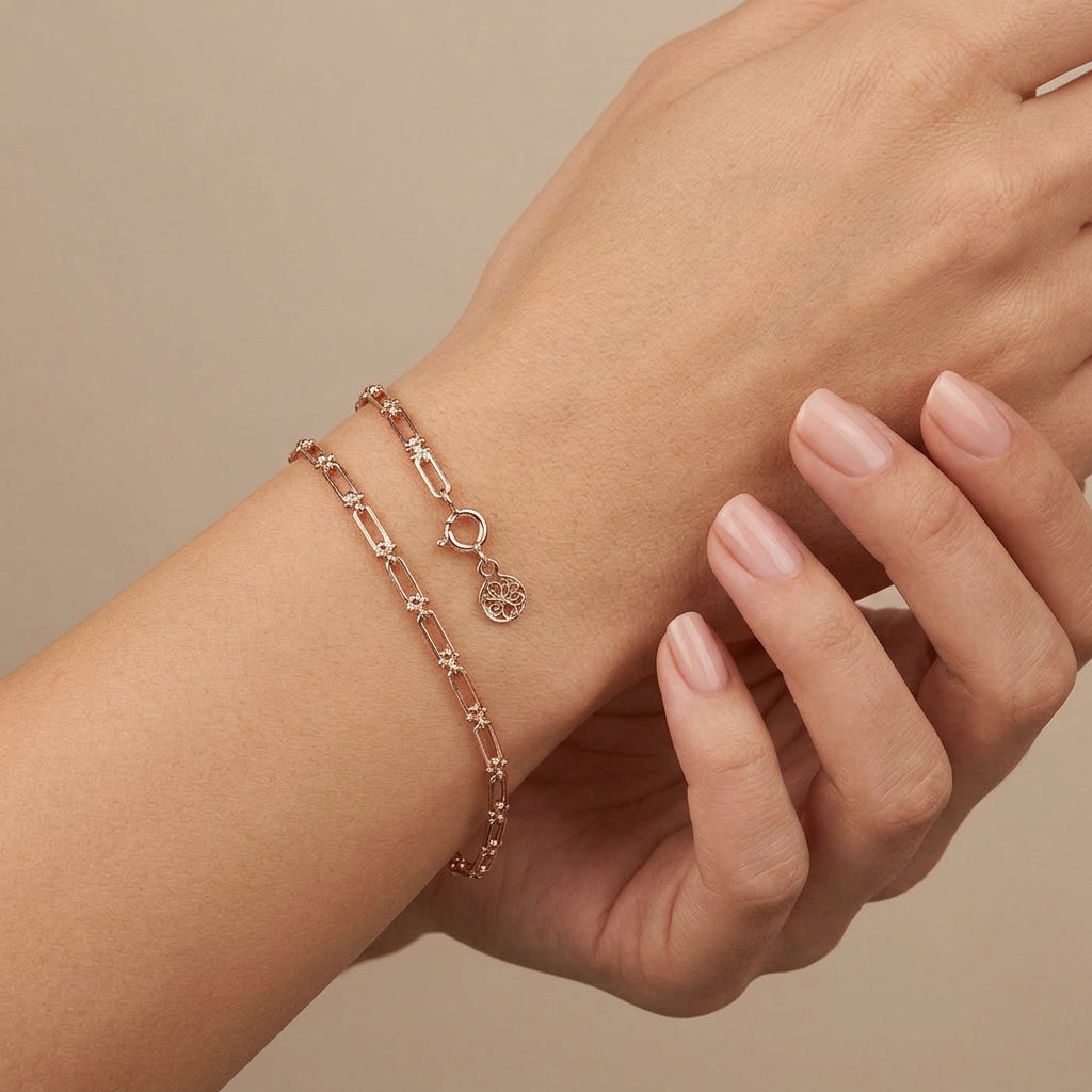 Bracelet maille trombone en or rose 18k - bijou porté par une mannequin