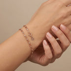 Bracelet maille trombone en or rose 18k - bijou porté par une mannequin