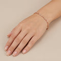 Bracelet maille trombone en or rose 18k - bijou porté par une mannequin
