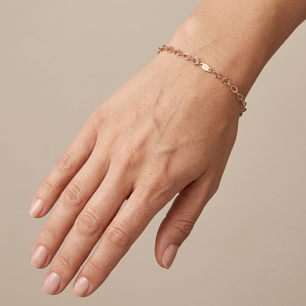 Bracelet maille forçat en or rose 18k - bijou porté par une mannequin