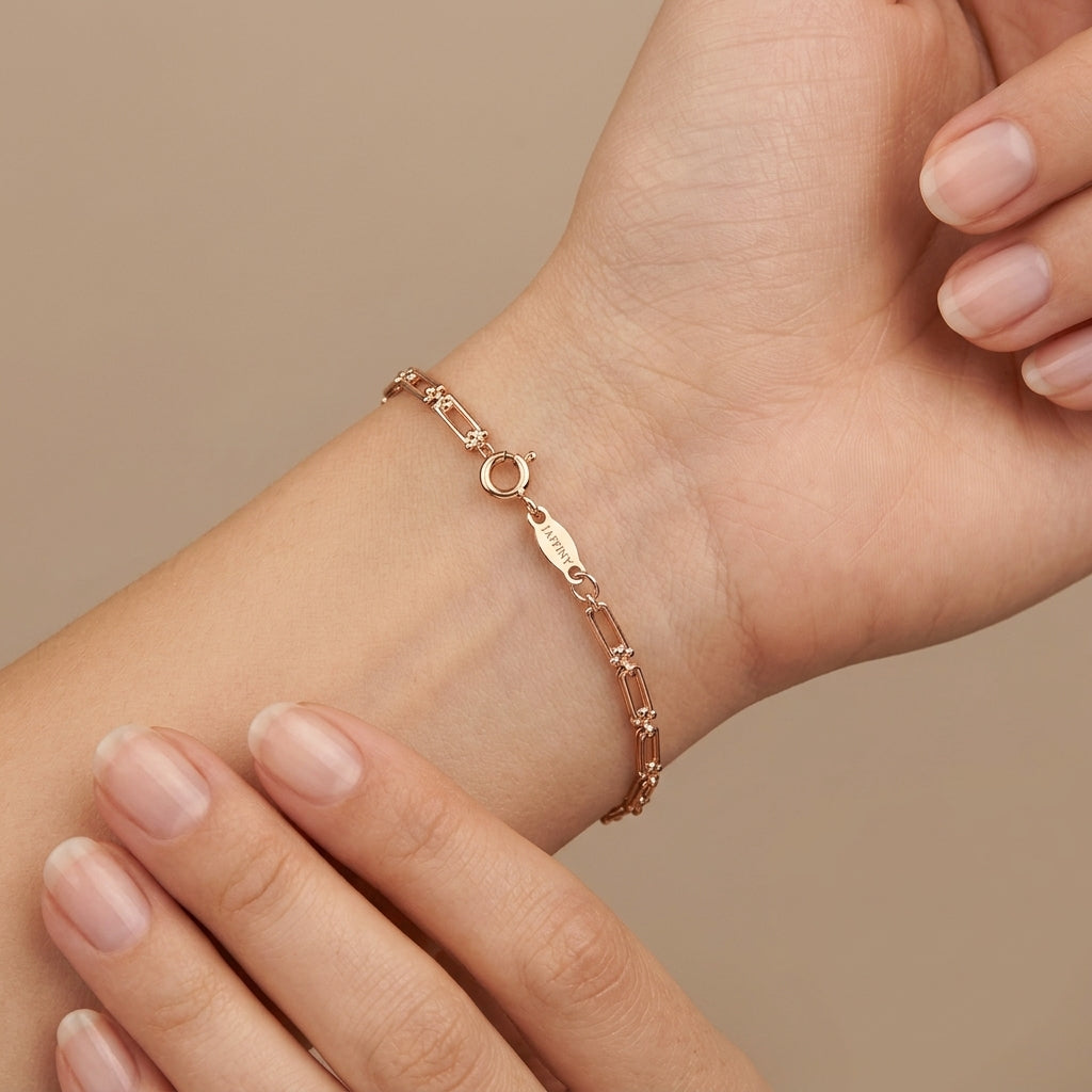 Bracelet maille trombone en or rose 18k - bijou porté par une mannequin