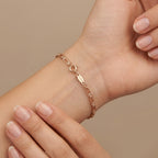 Bracelet maille trombone en or rose 18k - bijou porté par une mannequin