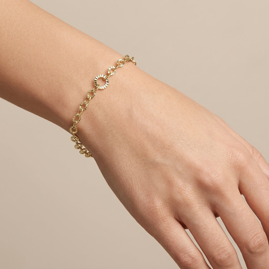 Bracelet maille marine en or jaune 18k - bijou porté par une mannequin
