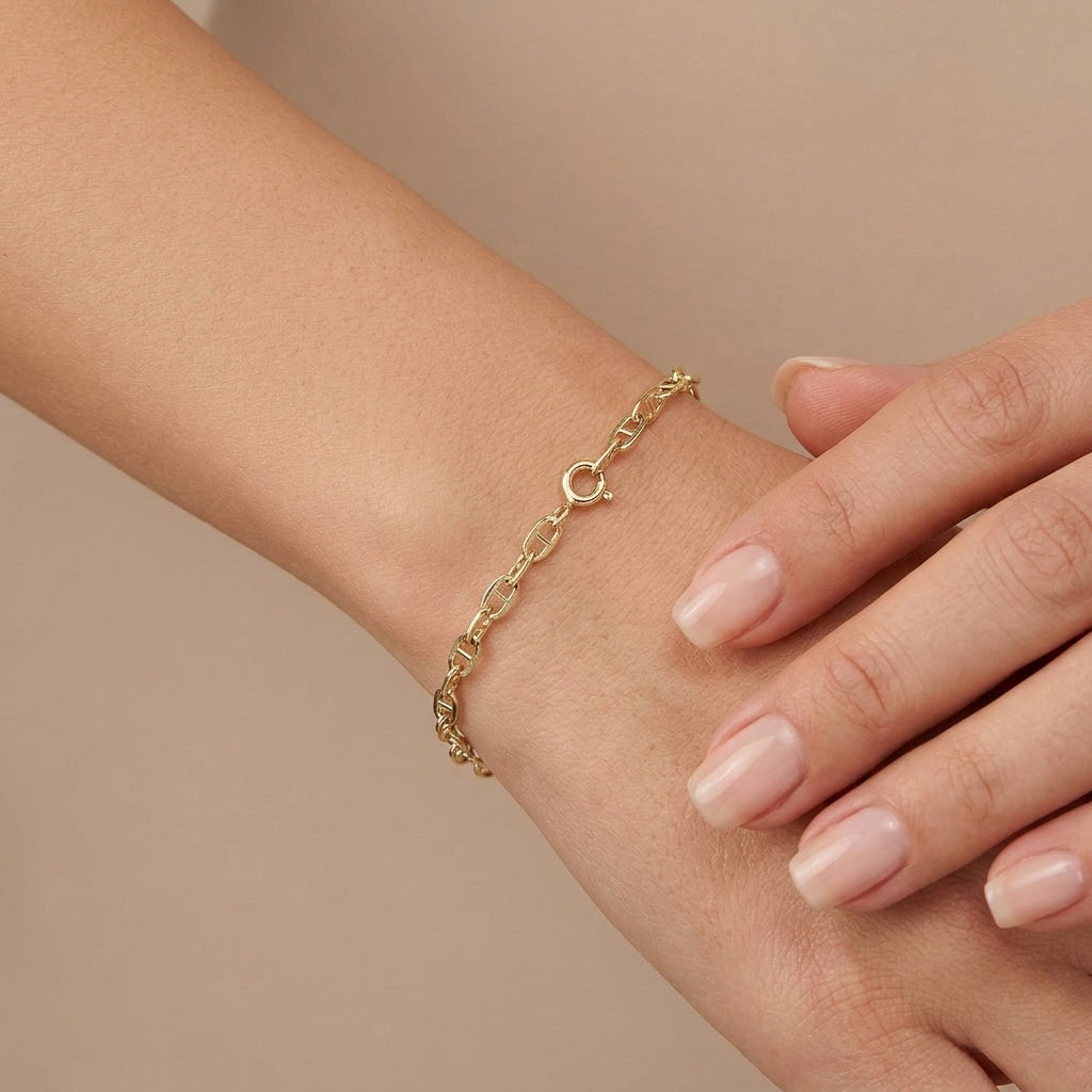 Bracelet maille marine en or jaune 18k - bijou porté par une mannequin