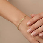 Bracelet maille marine en or jaune 18k - bijou porté par une mannequin