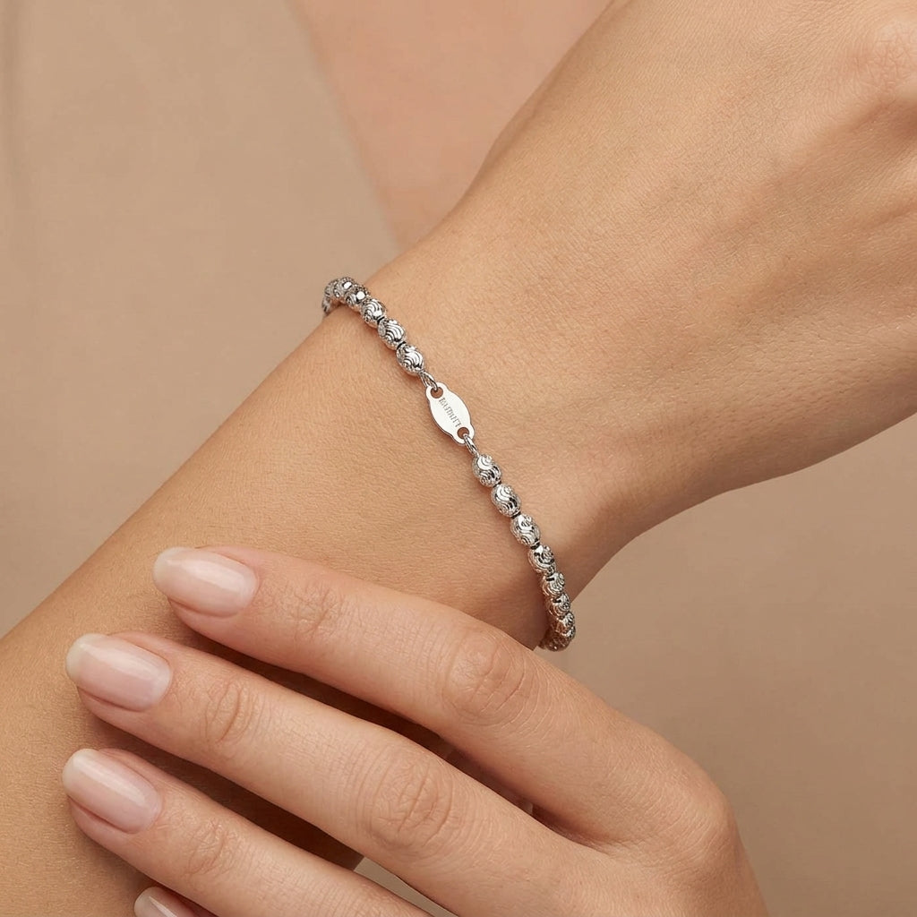 Bracelet boules facettées en or blanc 18k - bijou porté par une mannequin