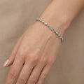 Bracelet boules facettées en or blanc 18k - bijou porté par une mannequin