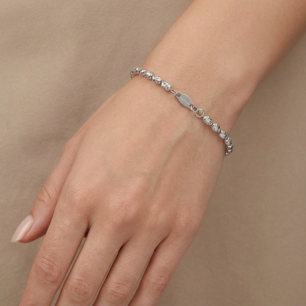 Bracelet boules facettées en or blanc 18k - bijou porté par une mannequin