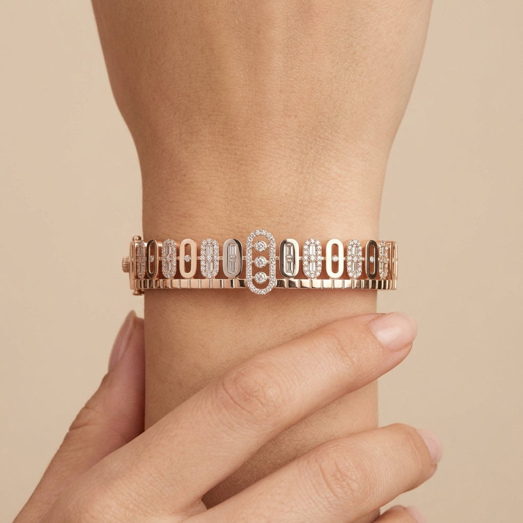 Bracelet jonc en or rose 18k pavé de pierres, pierres baguettes - bijou porté par une mannequin