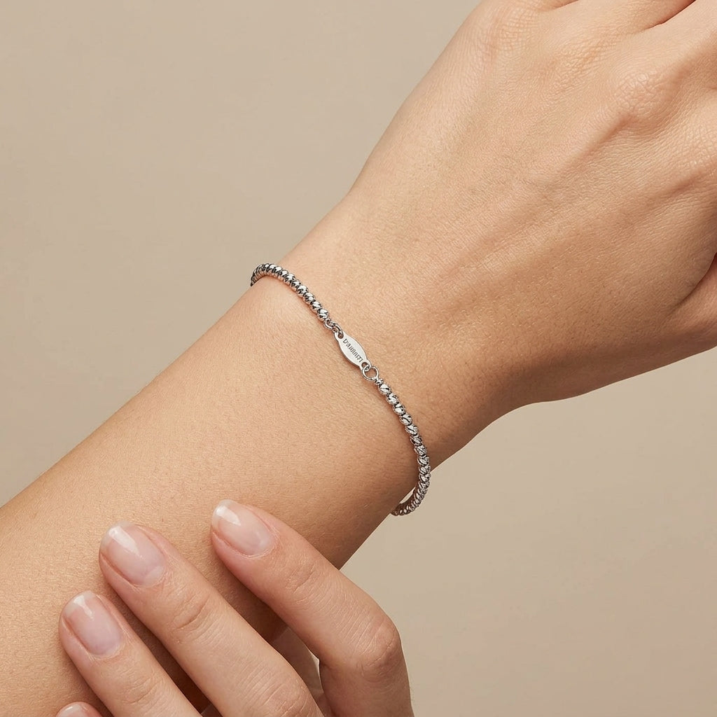 Bracelet boules facettées en or blanc 18k - bijou porté par une mannequin