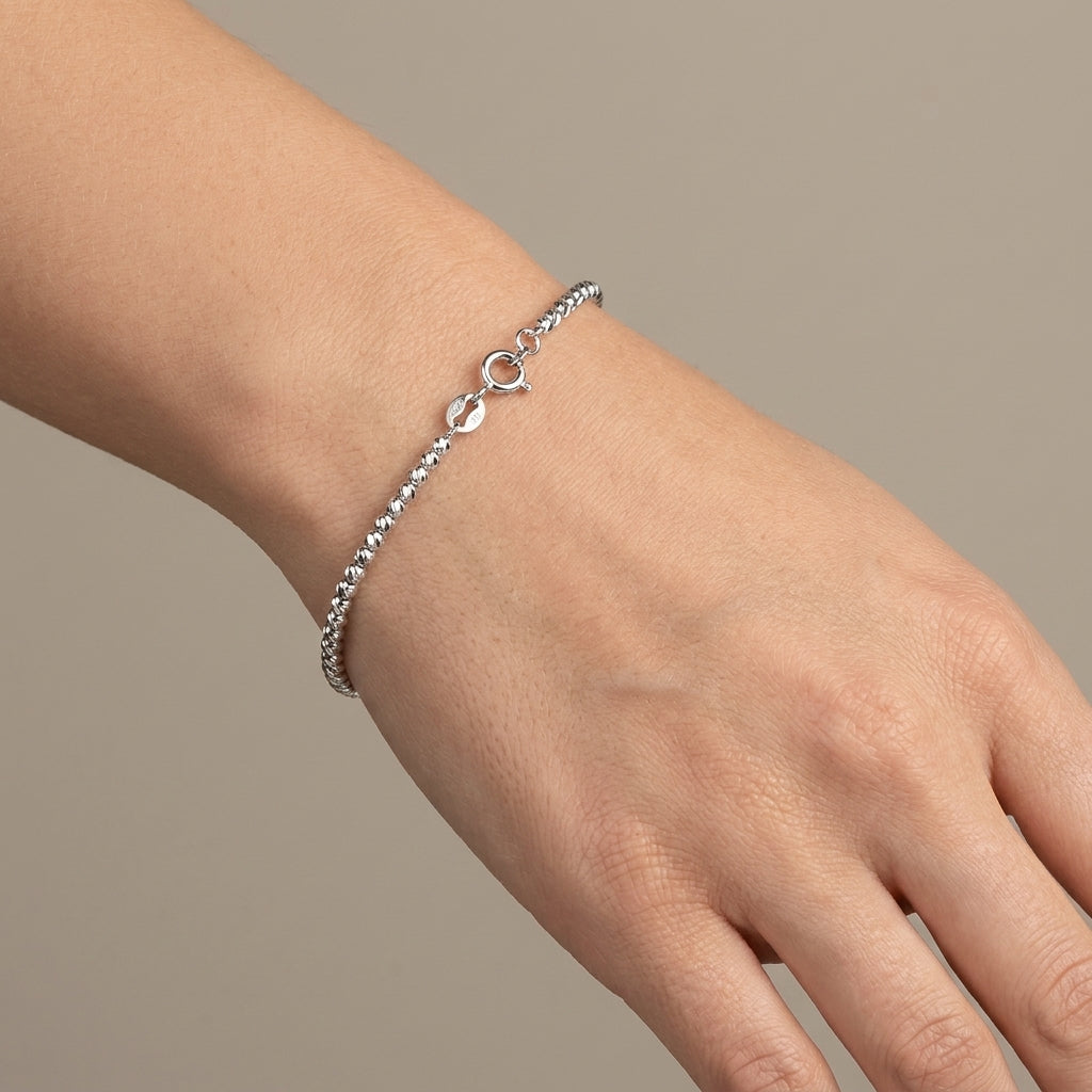 Bracelet boules facettées en or blanc 18k - bijou porté par une mannequin