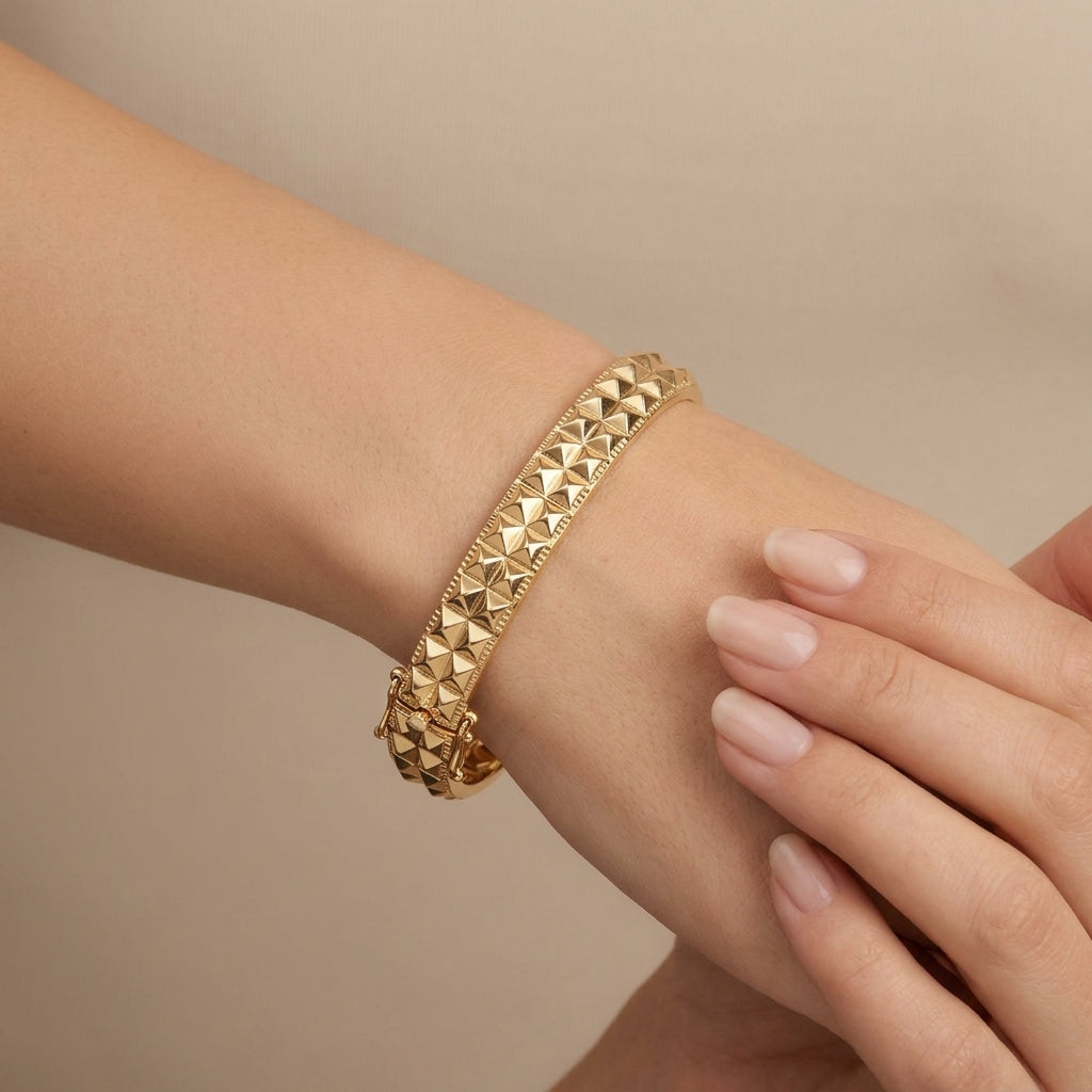 Bracelet jonc clouté en or rose 18k serti de pierres, motif clash - bijou porté par une mannequin