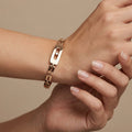 Bracelet jonc en or rose 18k plaque ovale sertie, pierre mobile - bijou porté par une mannequin