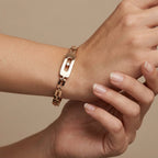 Bracelet jonc en or rose 18k plaque ovale sertie, pierre mobile - bijou porté par une mannequin