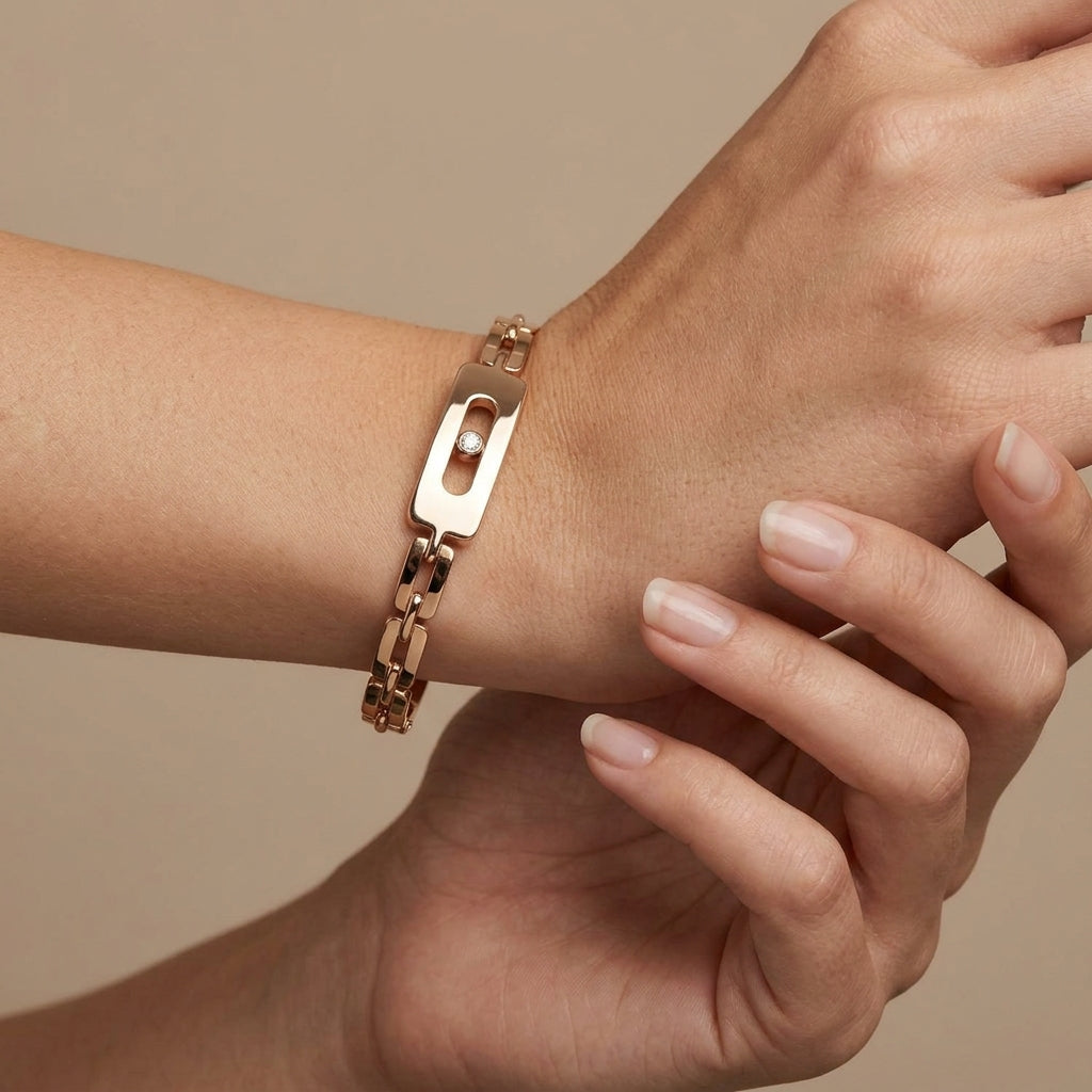 Bracelet jonc en or rose 18k plaque ovale sertie, pierre mobile - bijou porté par une mannequin