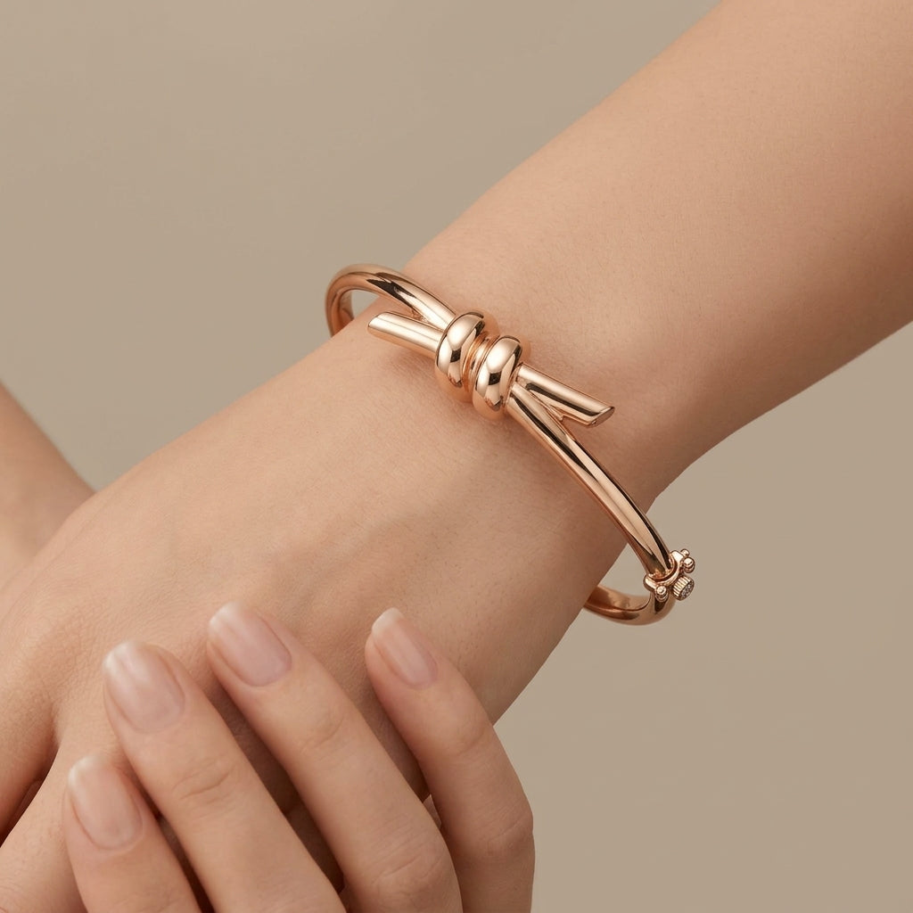 Bracelet jonc nœud en or rose 18k - bijou porté par une mannequin