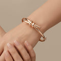 Bracelet jonc nœud en or rose 18k - bijou porté par une mannequin