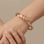 Bracelet jonc nœud en or rose 18k - bijou porté par une mannequin