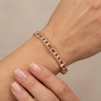 Bracelet jonc en or rose 18k serti de pierres, motifs baguettes - bijou porté par une mannequin