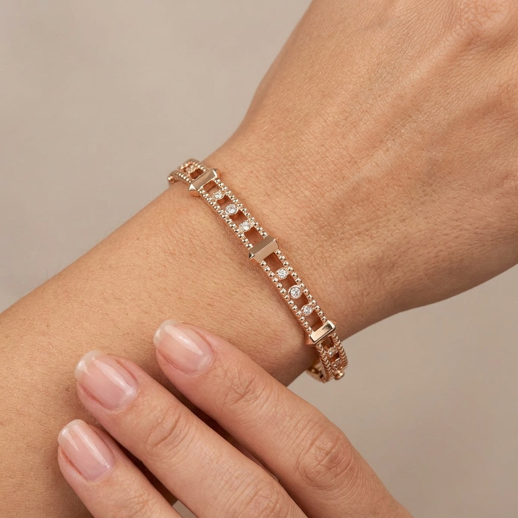 Bracelet jonc en or rose 18k serti de pierres, motifs baguettes - bijou porté par une mannequin