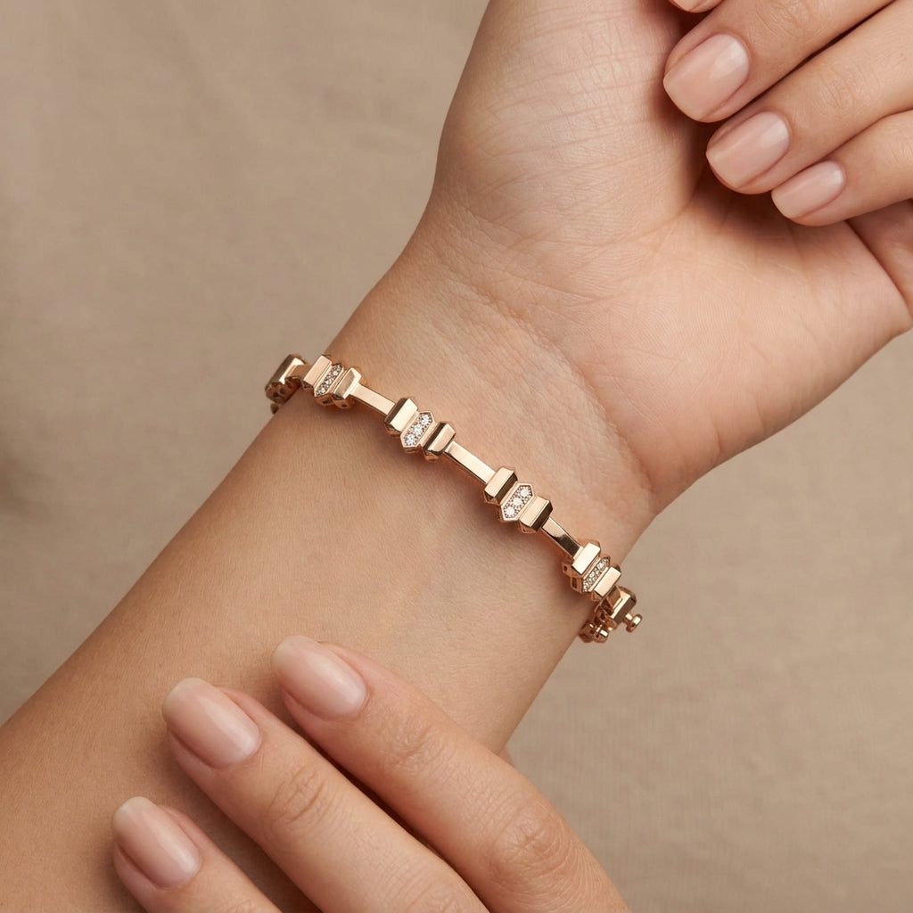 Bracelet jonc maillons en or rose 18k serti de pierres baguettes - bijou porté par une mannequin
