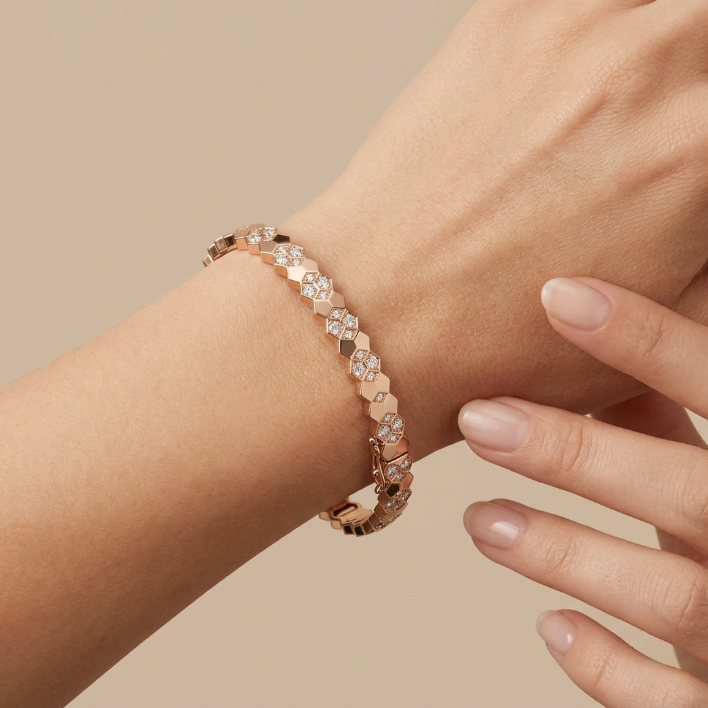 Bracelet jonc en or rose 18k pastilles rondes serti de pierres - bijou porté par une mannequin