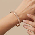 Bracelet jonc en or rose 18k pastilles rondes serti de pierres - bijou porté par une mannequin