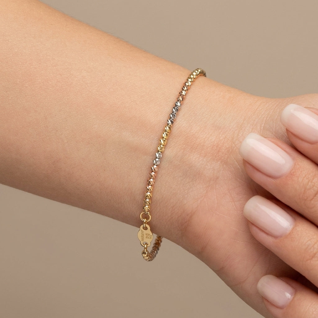 Bracelet boules facettées en or tricolore 18k - bijou porté par une mannequin