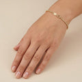Bracelet boules facettées en or jaune 18k - bijou porté par une mannequin